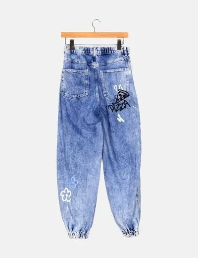 Bershka Pantalón denim azul estampado