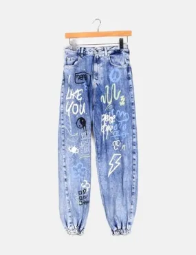 Bershka Pantalón denim azul estampado