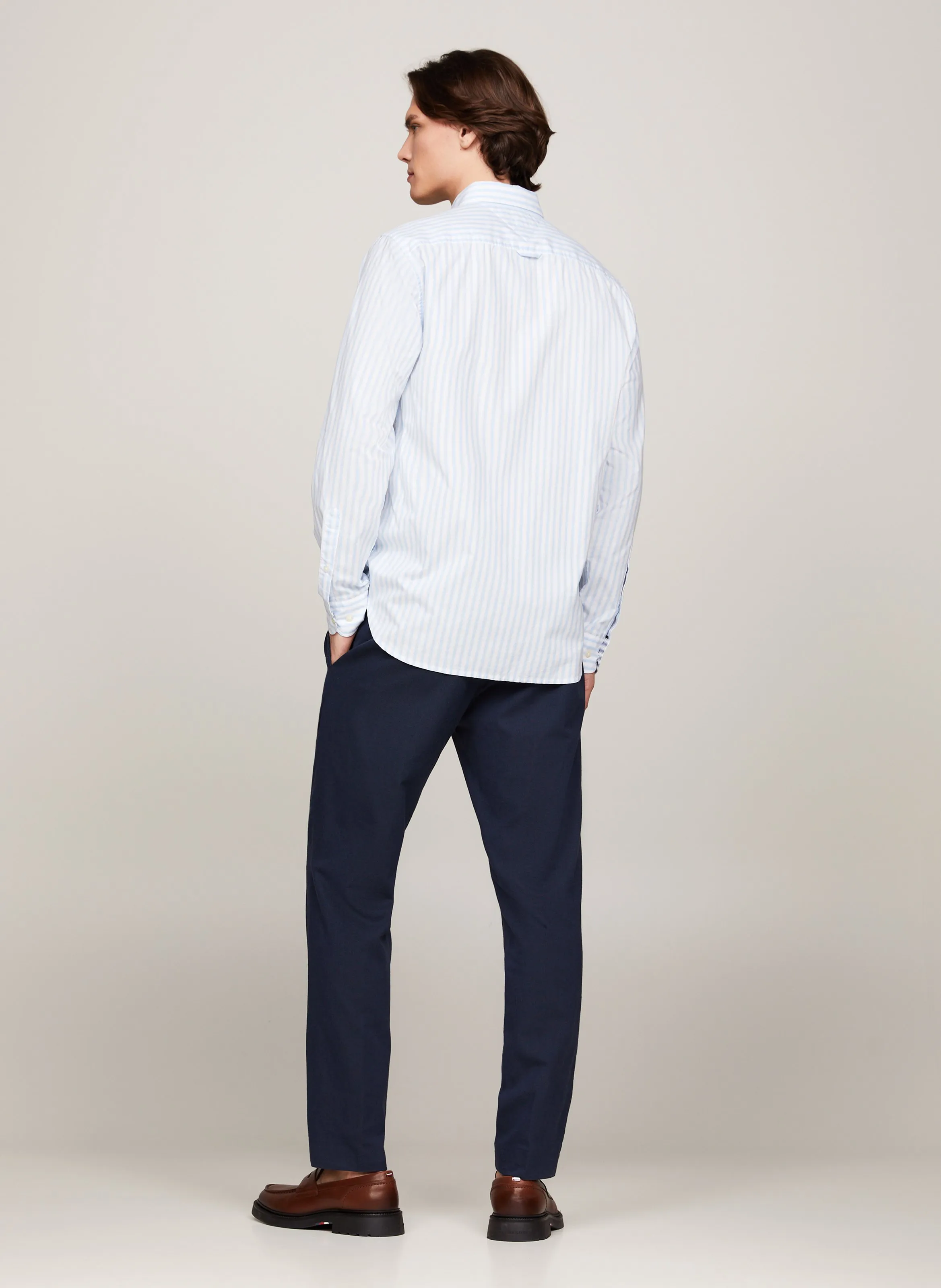 Camisa de mezcla de algodón orgánico con cuello americano en azul