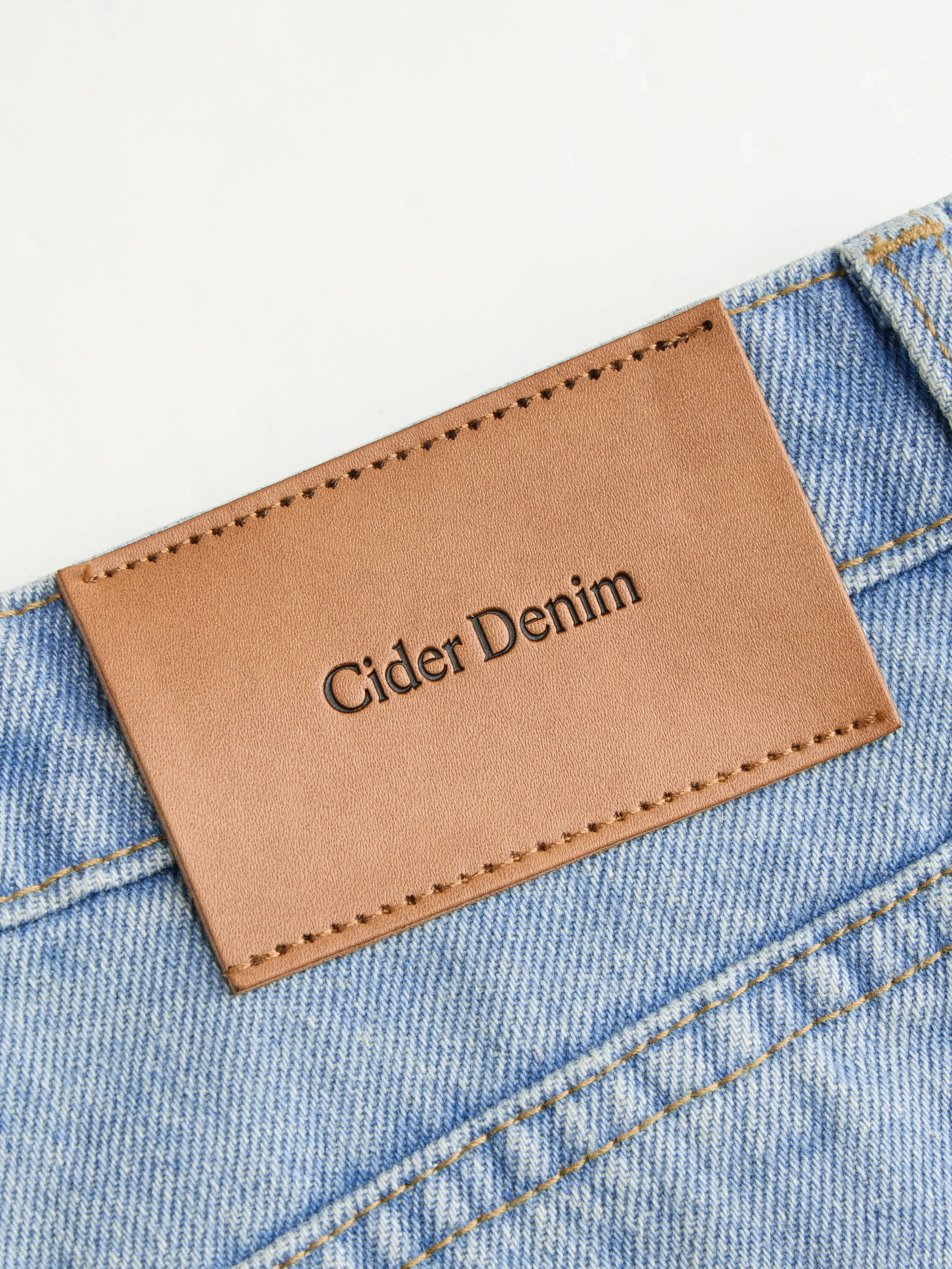 Vaqueros barril de tiro medio en denim sólido de Cider