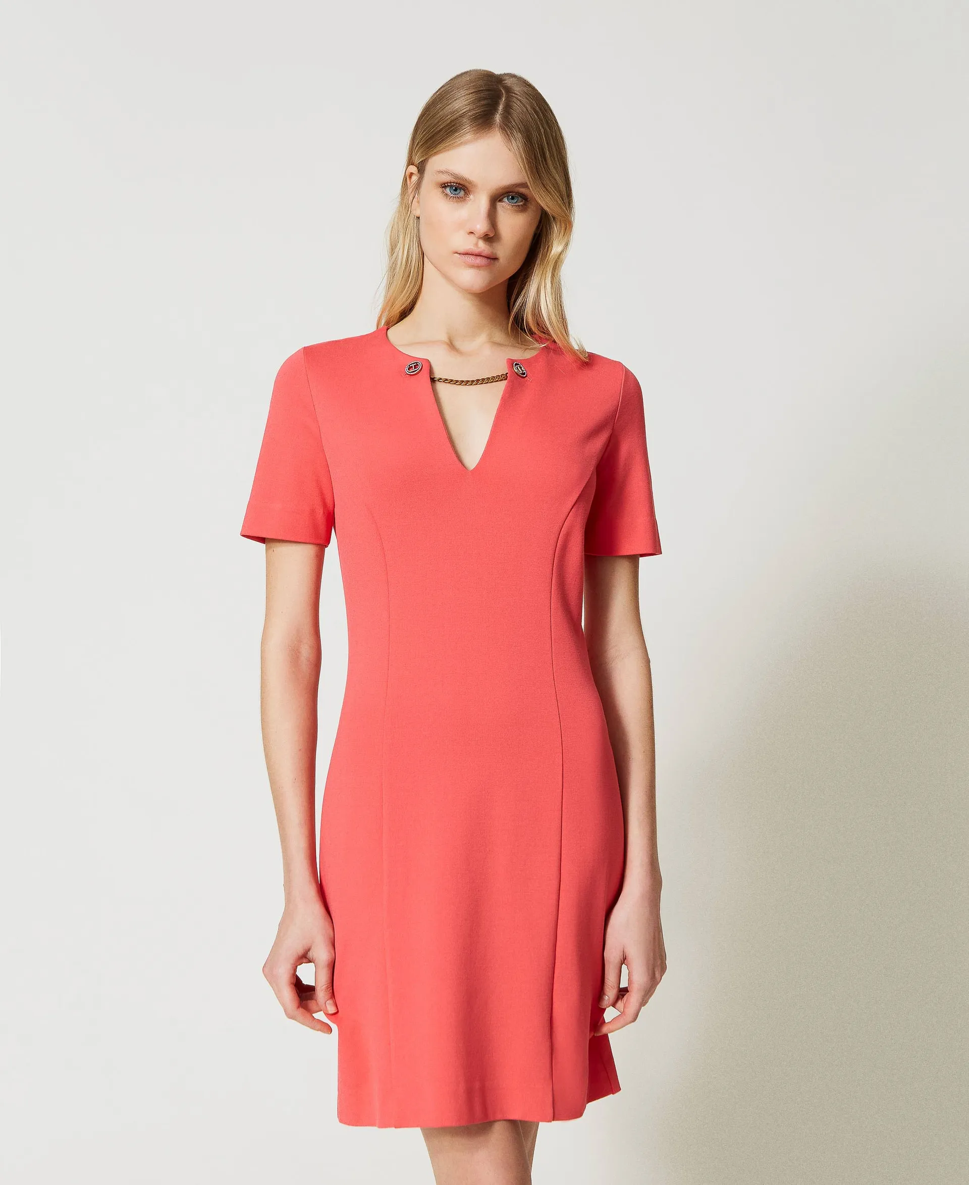 Vestido ceñido con botones Oval T