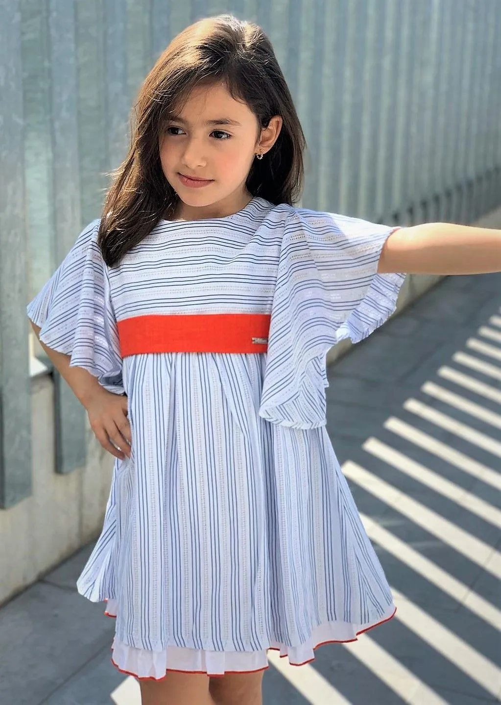 Vestido Estampado Rayas, Blanco y azul marino Cinturon Con Lazada en Rojo
